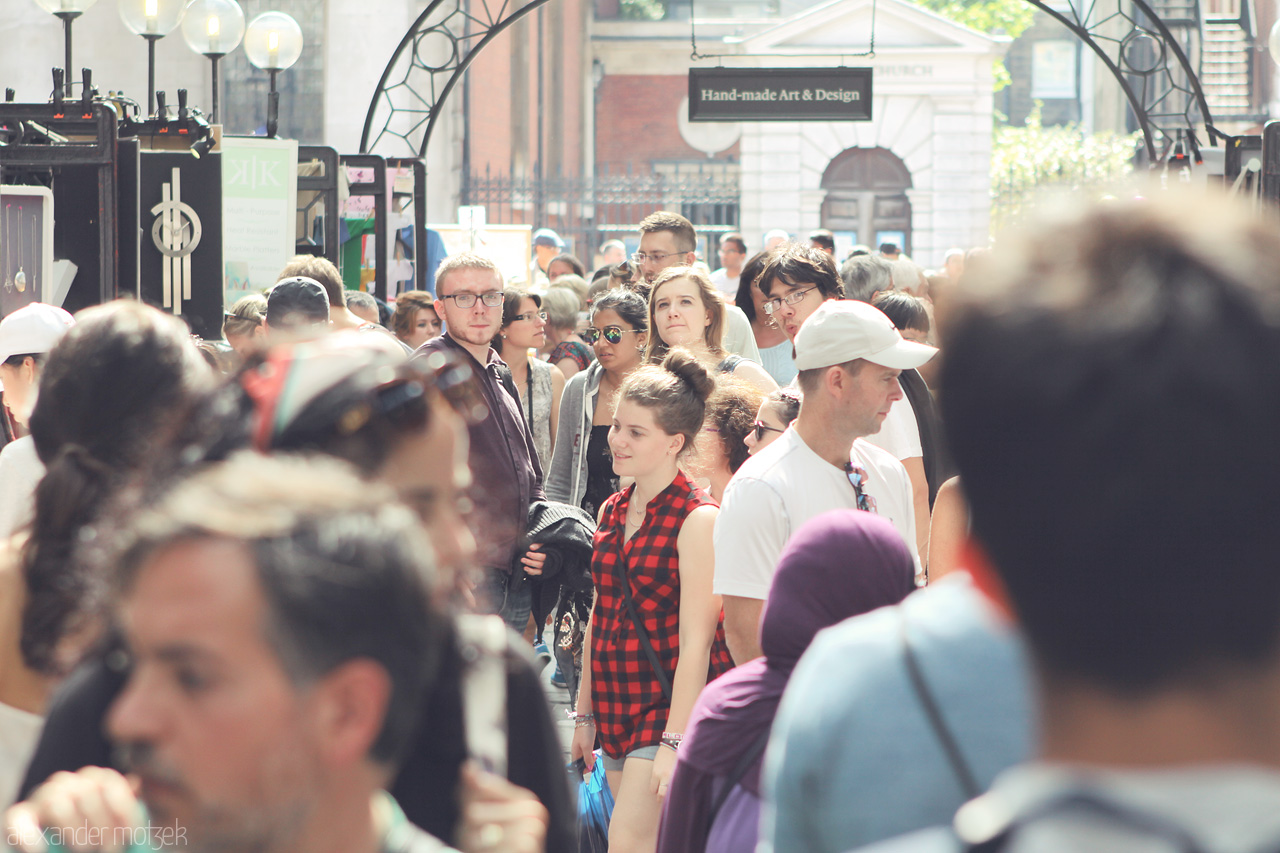 Bazaar Buzz Foto von A bustling market scene in London, capturing the vibrant spirit of urban gatherings and cultural encounters.