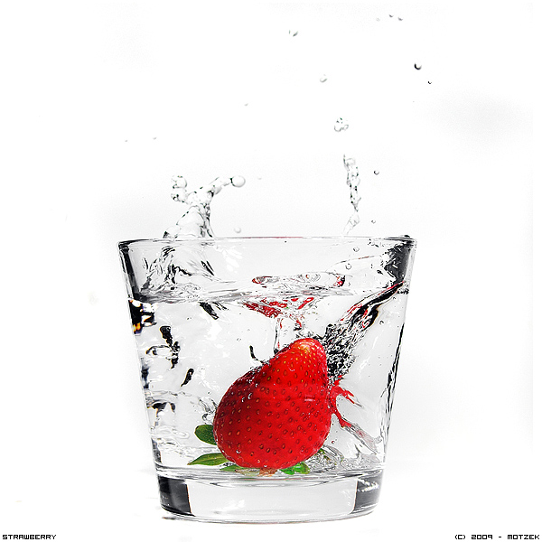 Foto von Erdbeere fällt in Wasser Splash Spriter