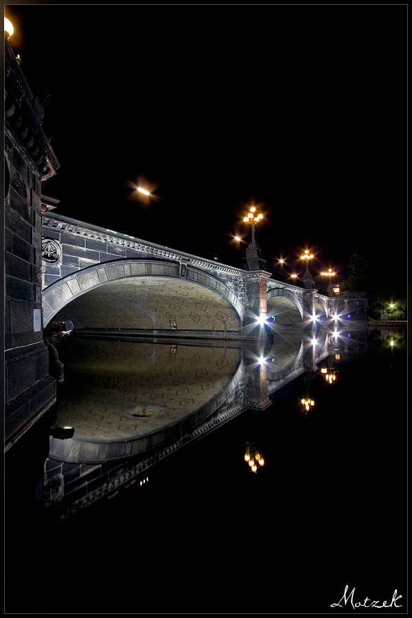 Foto von Blick auf die Lombardsbrücke über die Alster bei Nacht in Hamburg