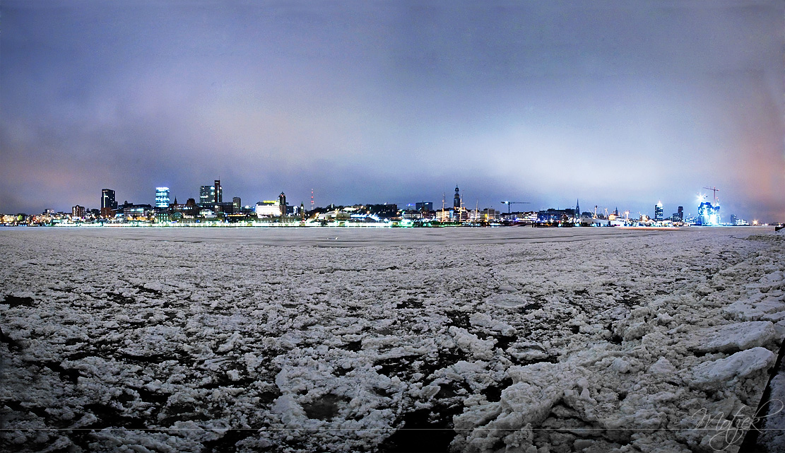 Foto von Hamburg Hafen Panorama Skyline Schnee Eis Zugefroren bei Nacht