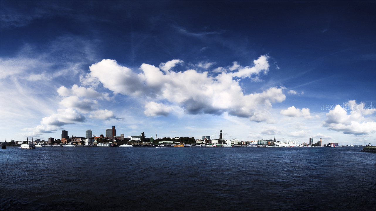 Foto von Hamburg Hafen Panorama Skyline Ultraweitwinkel Wolken