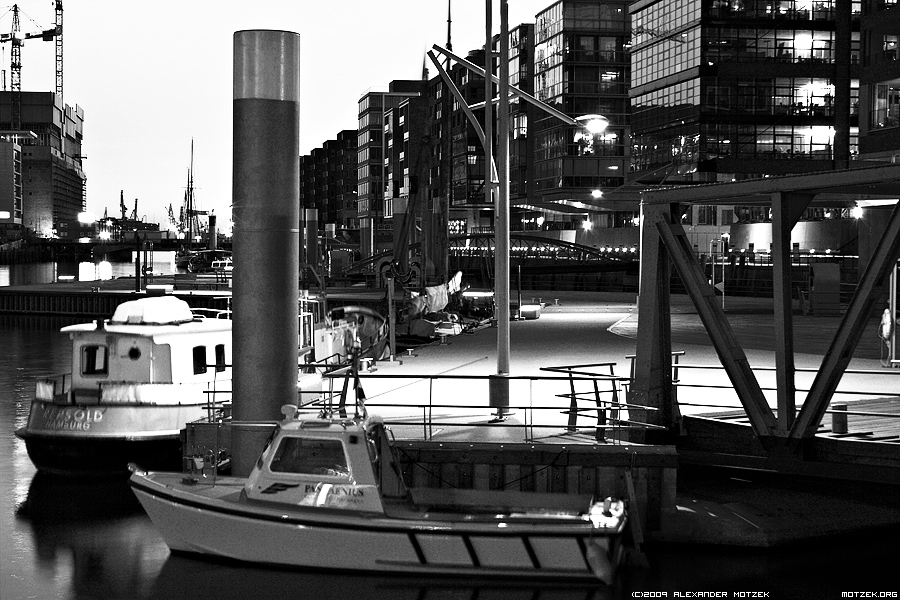 Foto von Museumshafen in der Hafencity Hamburg in schwarz Weiß mit modernen Gebäuden im Hintergrund
