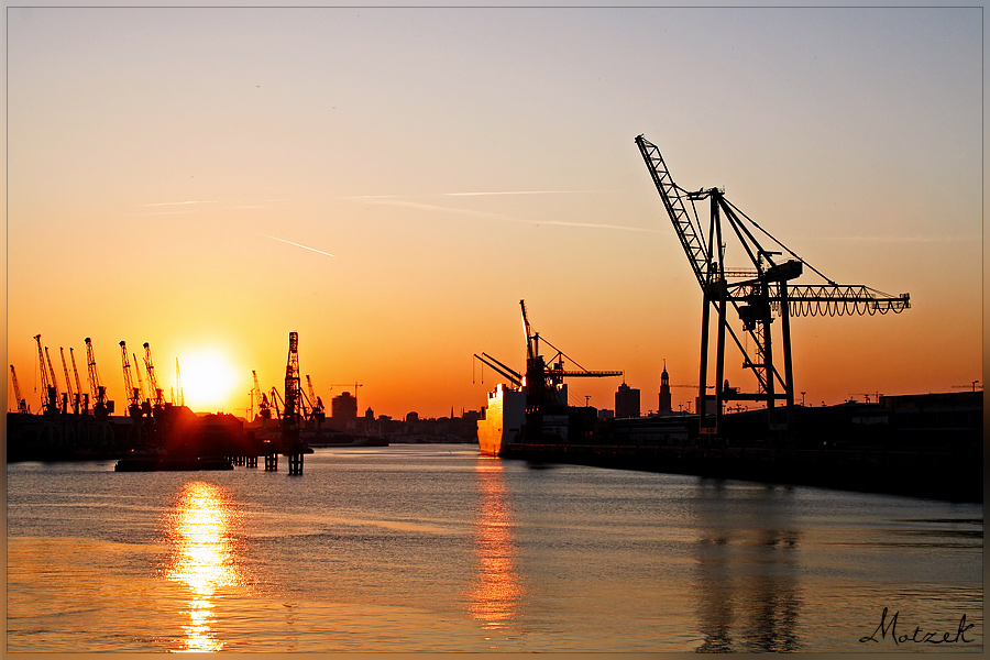 Foto von Sonnenuntergang hinter Kränen im Hamburger Freihafen