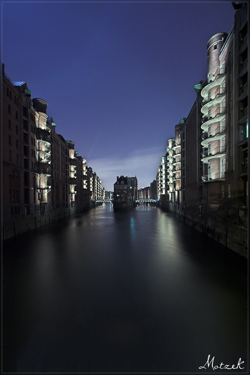 Foto von Speicherstadt in Hamburg zur blauen Stunde