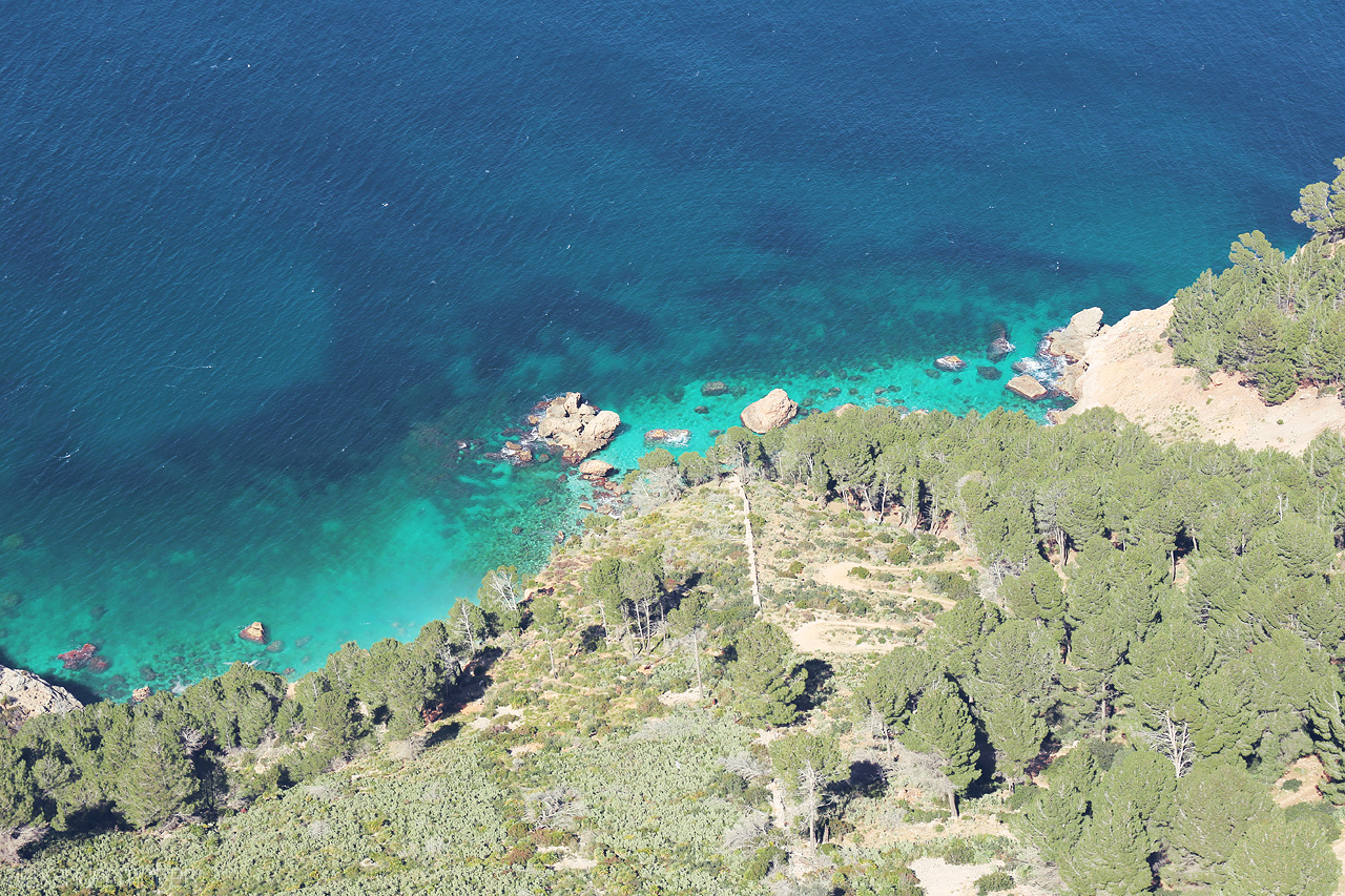 Foto von Aerial view of Estellencs cove, where Mallorca's rugged cliffs embrace the tranquil Mediterranean hues.