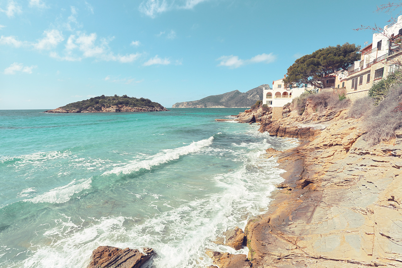 Foto von Glistening waters kiss Andratx's coast beneath a serene sky, framing the Mallorcan shoreline in tranquility.