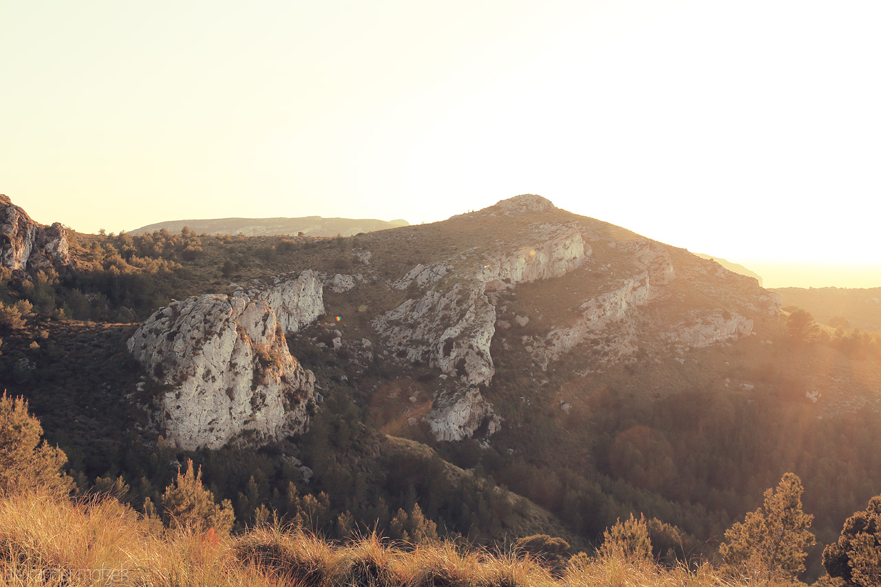 Foto von Golden sunrise caressing the rugged cliffs of Artà, painting Mallorca's serene landscape with warm hues.