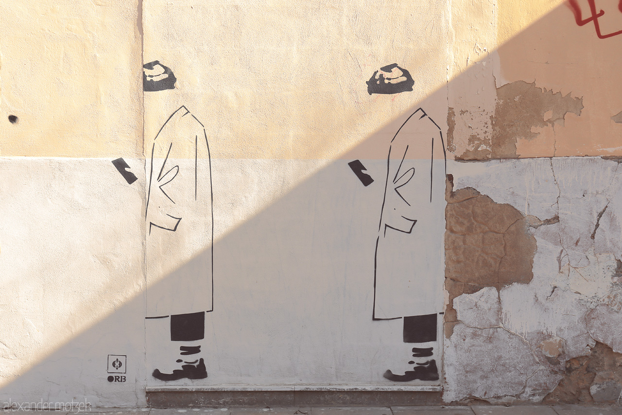 Foto von Play of shadows on traditional wall art in the golden hour, Palma de Mallorca.
