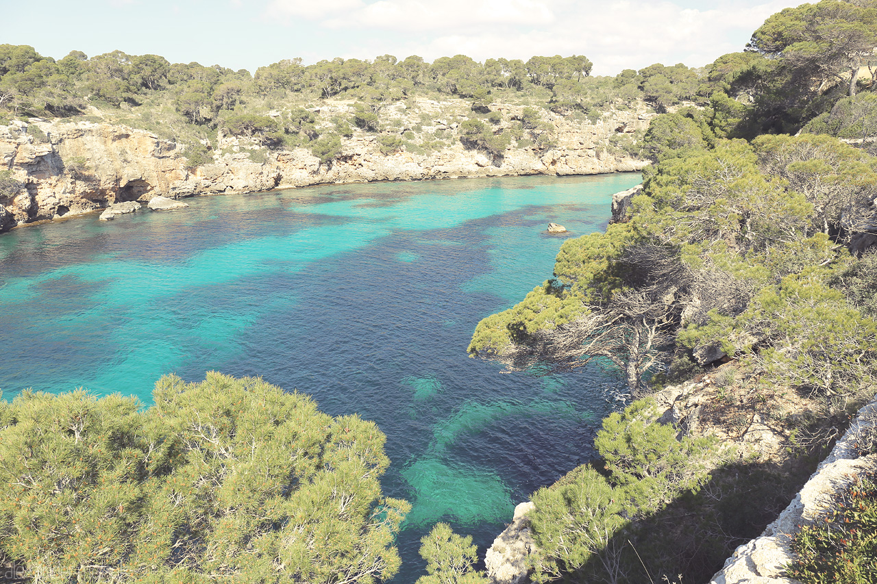Foto von Serene waters embrace the rugged cliffs of Llucmajor, Mallorca, capturing the essence of Balearic tranquility.