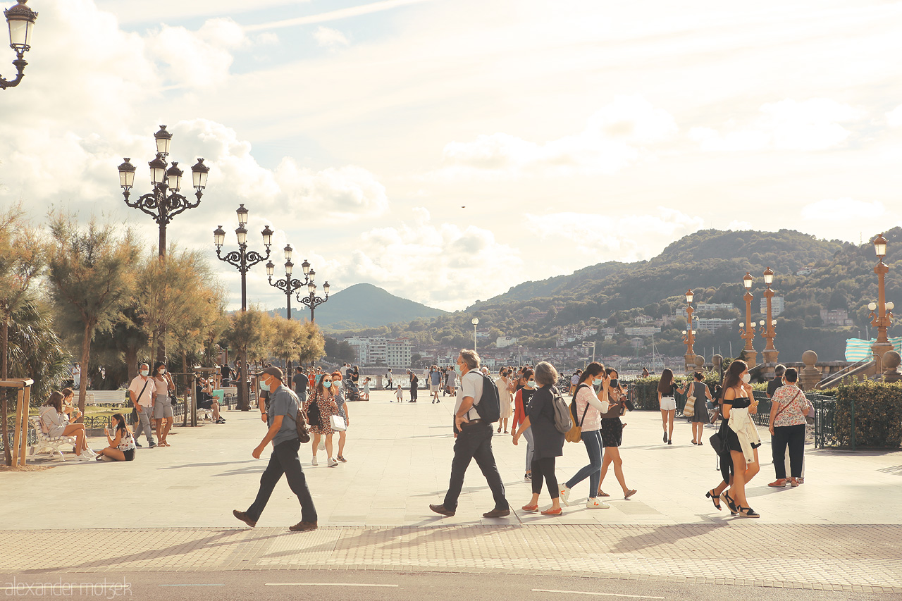 Foto von Golden hour stroll along San Sebastián's promenade, with Monte Urgull in the backdrop.
