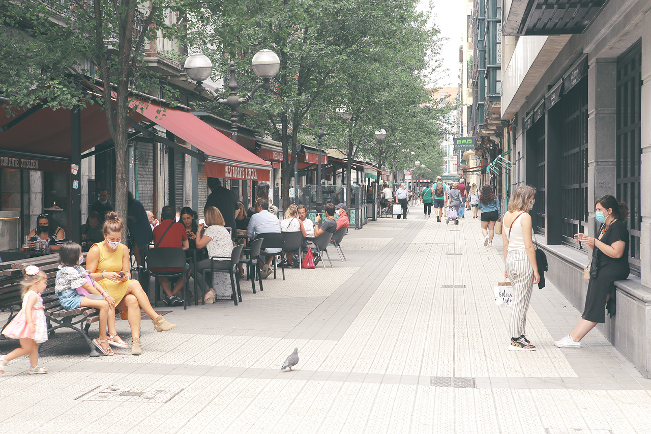 Foto von Urban life in Bilbao with locals dining outdoors, strolling, and enjoying city vibes, Basque Country.