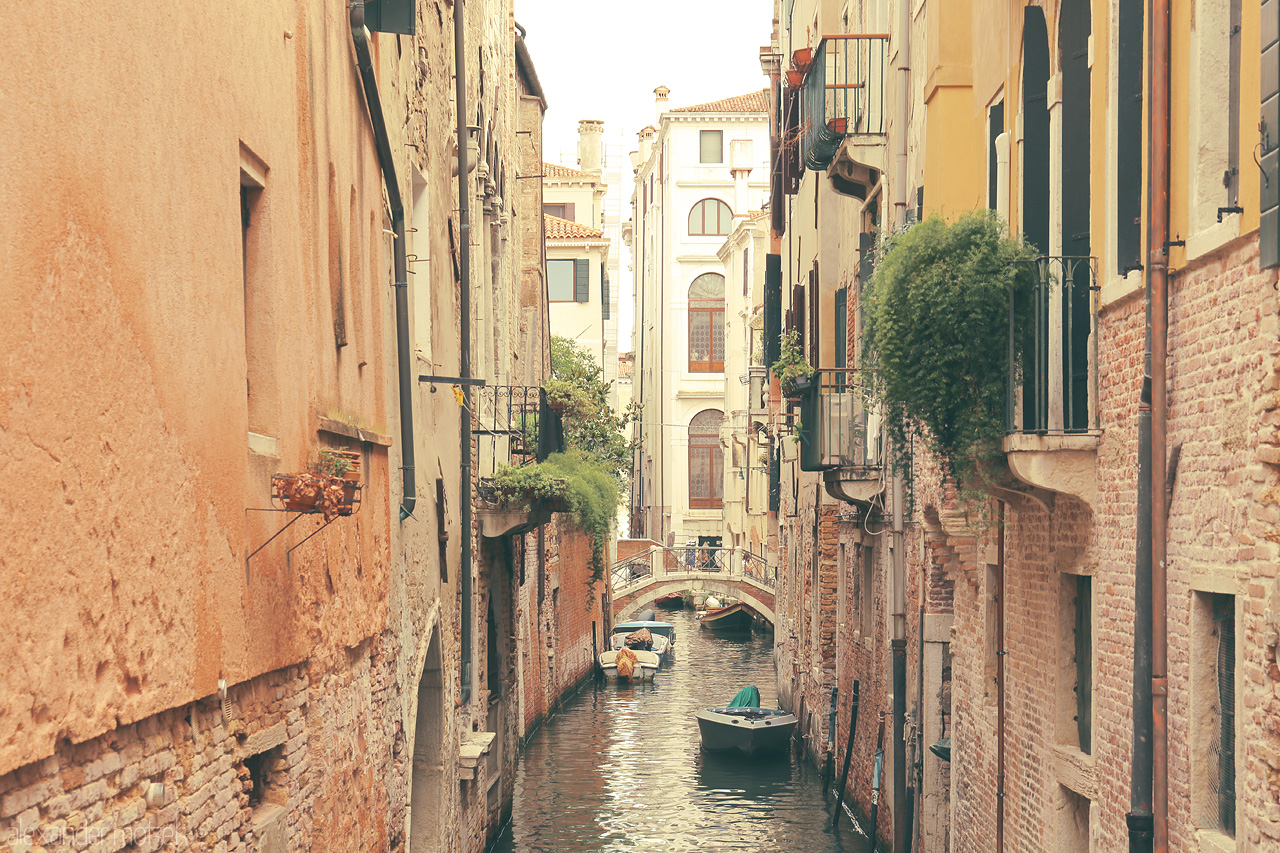 Foto von A quiet Venetian canal lined with timeless architecture, gently kissed by the day's soft light.
