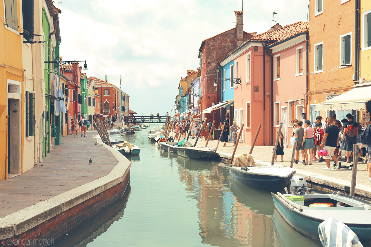 Foto von A vivid Venetian canal, colorful buildings lining serene waterways, under the gentle Italian sun.