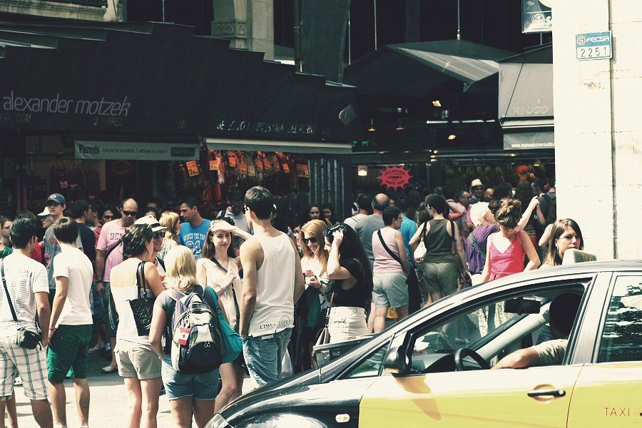 Ramble Vibes Foto von A bustling crowd gathers in the heart of La Rambla, Barcelona, capturing the lively spirit of this iconic Spanish boulevard.