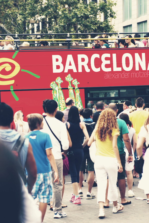 Rambla Rhythms Foto von A bustling crowd moves along the vibrant streets of Barcelona, capturing the city's lively essence beneath a sunlit sky.