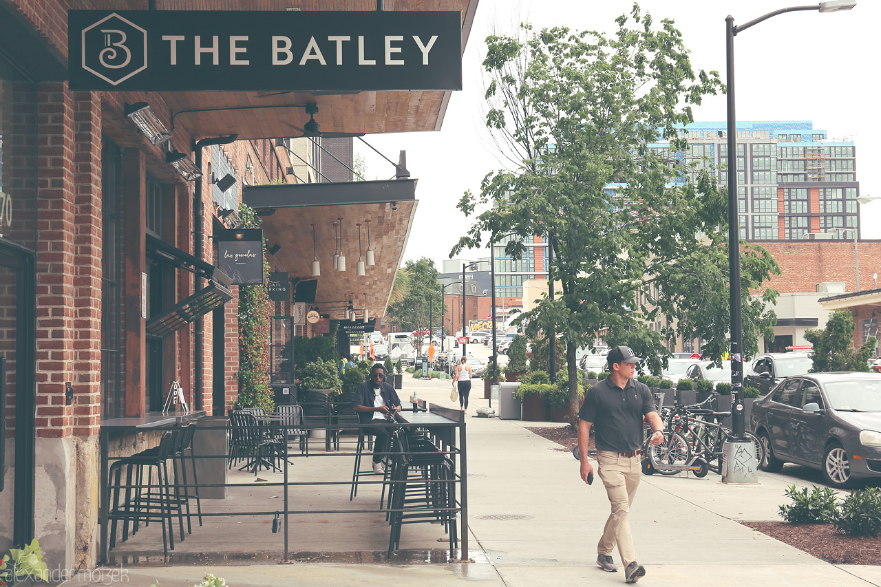 District Dynamics Foto von A bustling street scene in Washington, D.C., captures the vibrant mix of modern city life and historic charm in the nation's capital.