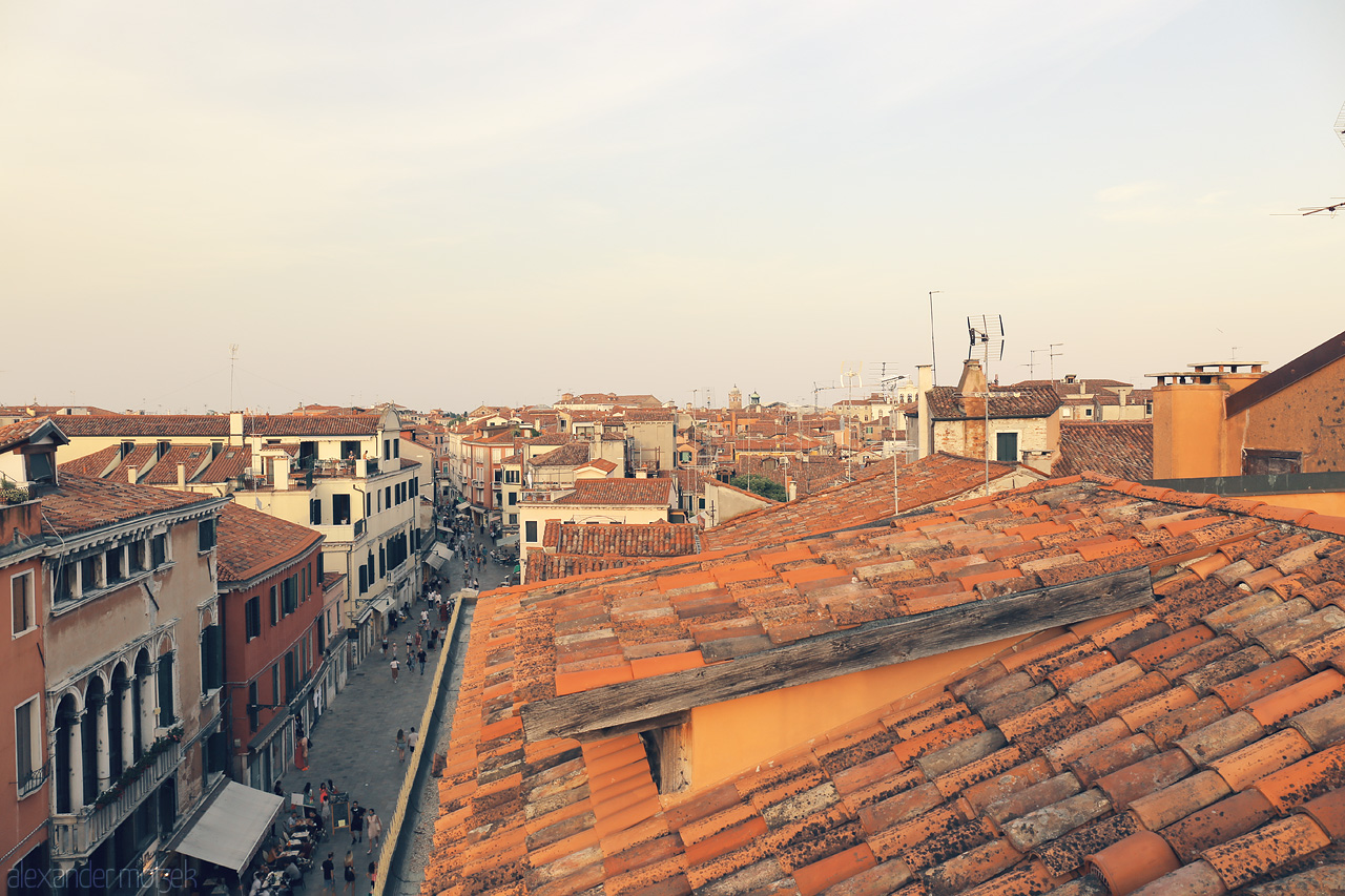 Crepuscolo Serenissimo Foto von A golden hour view over terracotta roofs of Venice, capturing the essence of this serene, historic city.