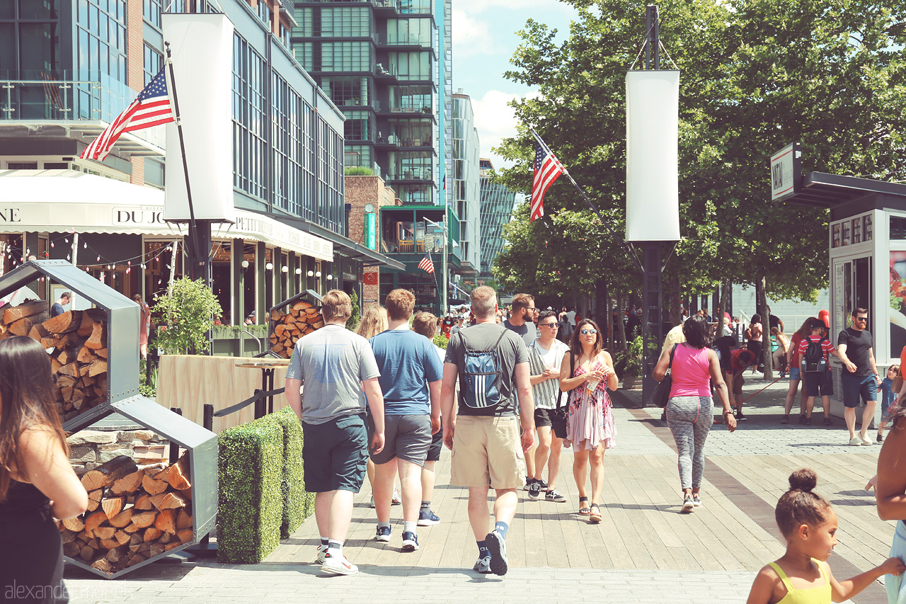 Capitol Stroll Foto von A lively day in Washington D.C., bustling streets with people exploring shops under sunlit skies.