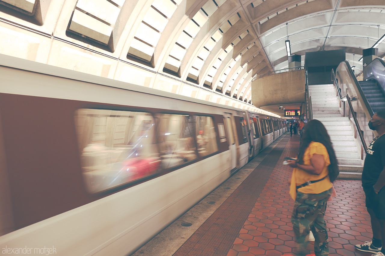 Metro Whirl Foto von A metro train rushes through a bustling Washington D.C. station, capturing the city's dynamic energy.