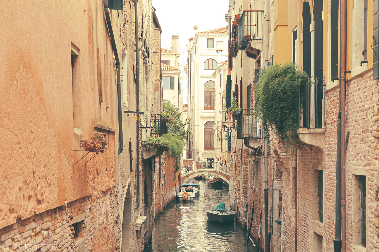 Canale Incantato Foto von A quiet Venetian canal lined with timeless architecture, gently kissed by the day's soft light.