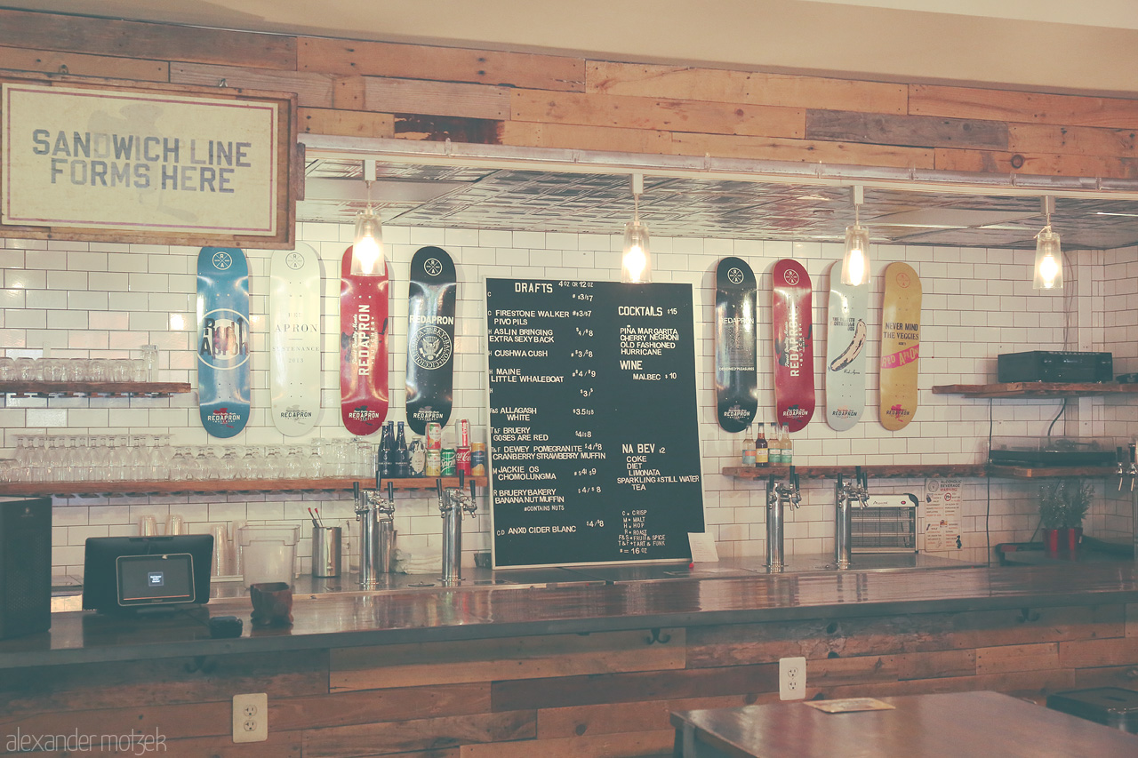Skate & Sip Foto von A rustic cafe in Washington, D.C., blending skate culture with a cozy dining vibe, inviting guests to queue for artisanal bites and crafted drinks.