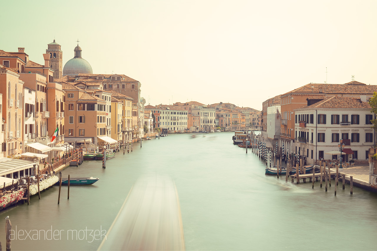 Venezia Sospirata Foto von A serene capture of Venice's timeless canals, with moving gondolas and historic architecture under a soft sky.