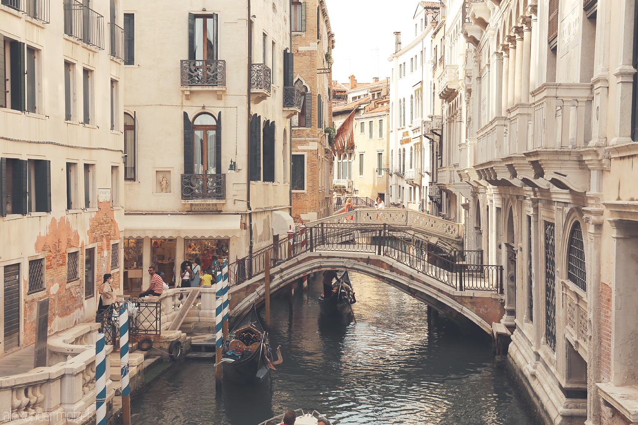 Ponte di Storie Foto von A serene snapshot of Venice's life, capturing the elegance of its waterways and bridges.