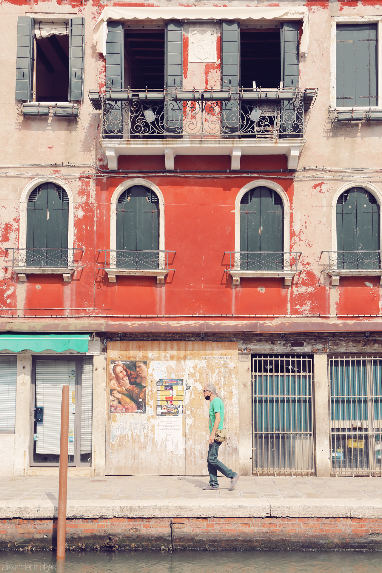 Passaggio Segreto Foto von A solitary figure strides by a vibrant Venetian facade, reflecting the city's timeless allure.