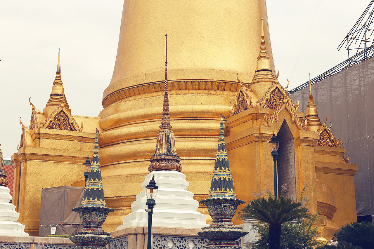 Golden Serenity Foto von A stunning golden stupa in Phra Borom Maha Ratchawang, Bangkok, showcasing intricate architecture and cultural grandeur.