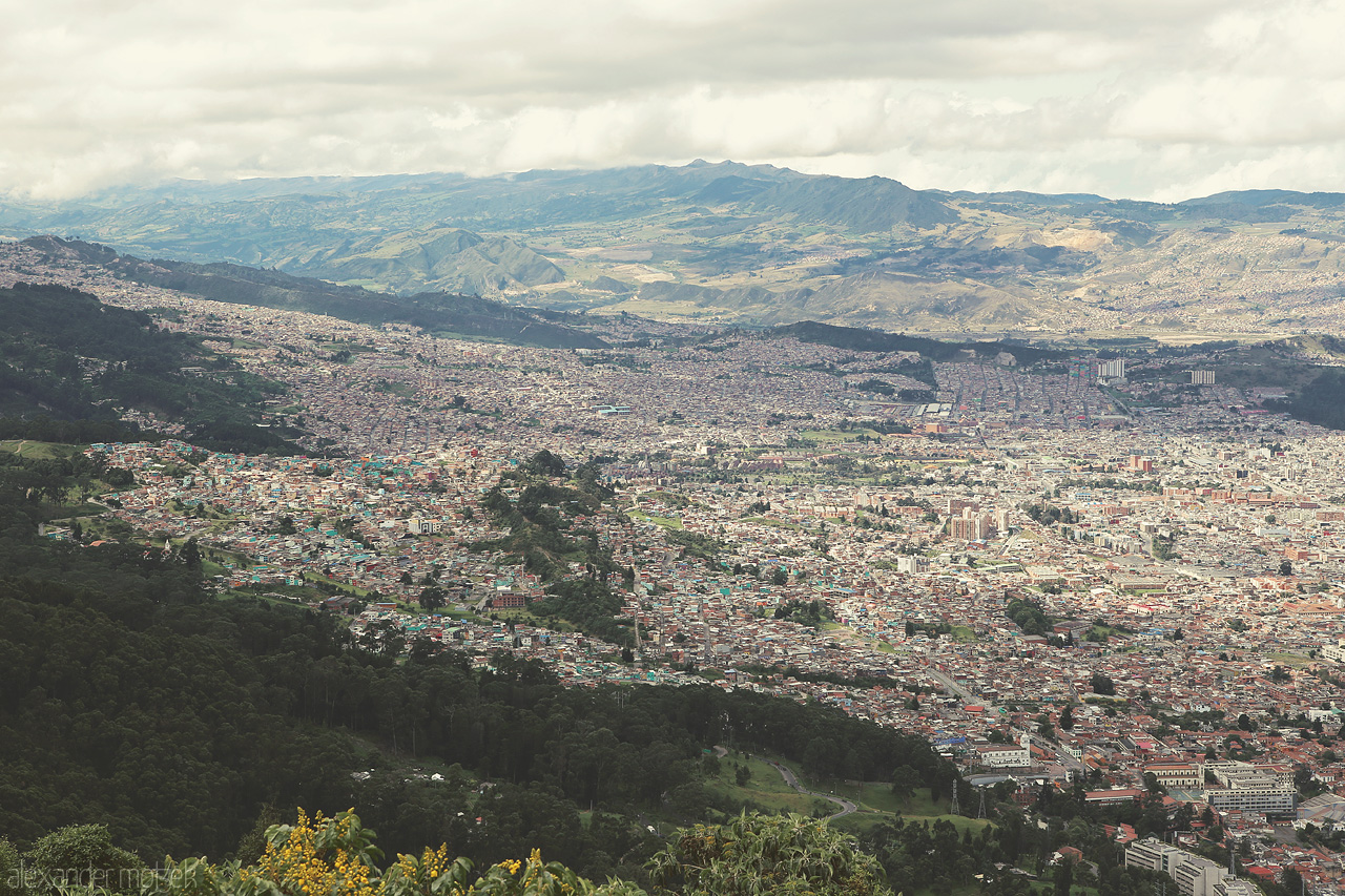 Santa Fé Reverie Foto von A sweeping panorama of Bogotá from Santa Fé, capturing the city's sprawling beauty nestled between the Andean mountains.