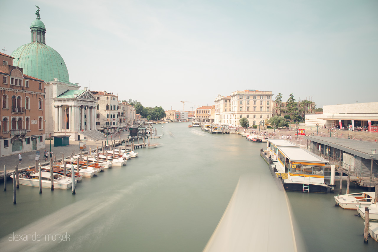 Canali Elegante Foto von A tranquil capture of Venice's grand canals, flanked by historic architecture and gondolas, under the Italian sun.