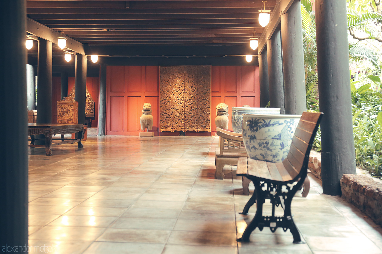 Serene Siam Sanctuary Foto von A tranquil corner in Bangkok, blending Thai elegance and serene garden vibes with intricate decor and lush greenery, inviting peaceful contemplation.