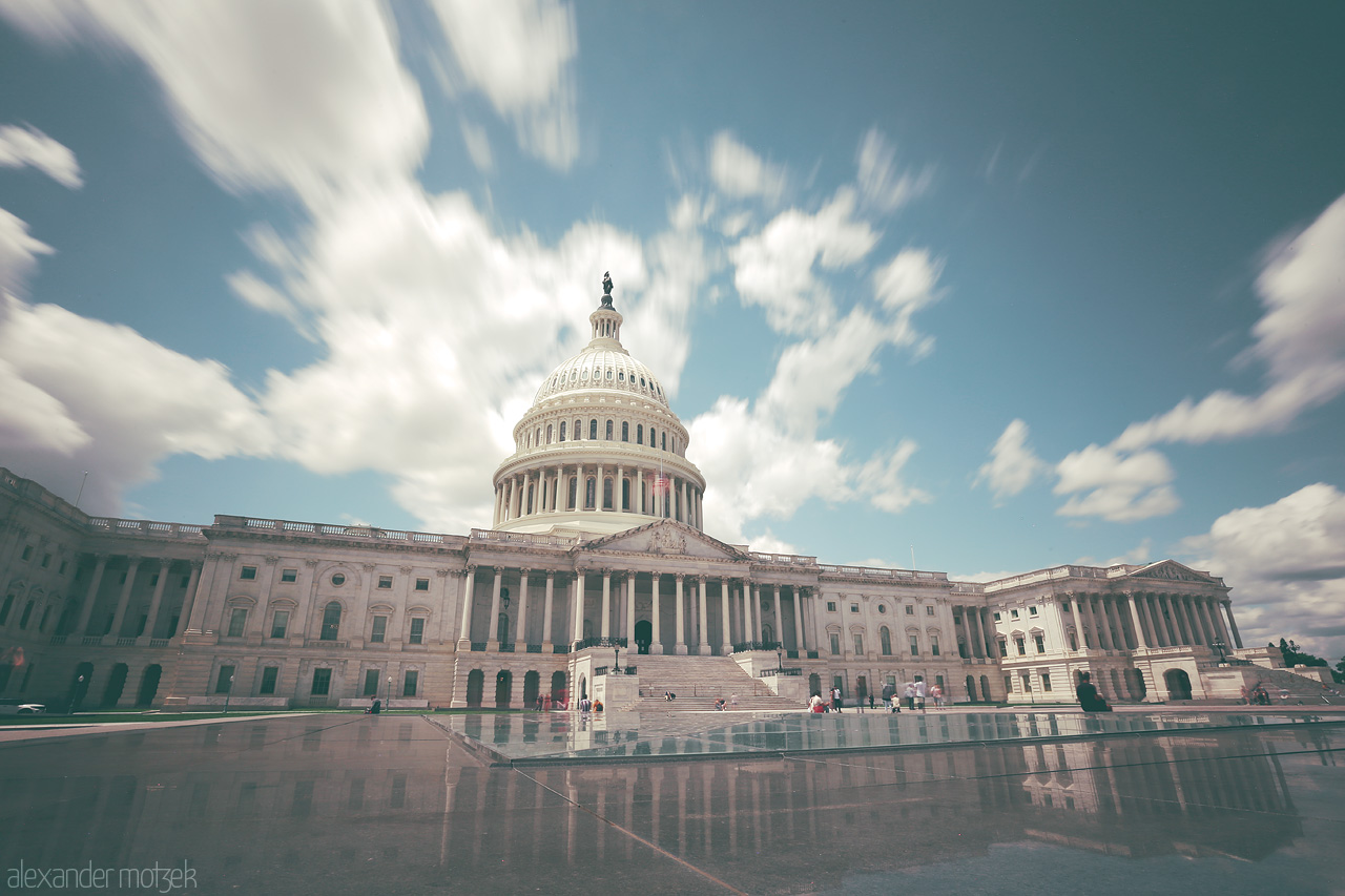 Cloud-kissed Capitol Foto von A tranquil view of the U.S. Capitol under a sky brushed with gentle clouds in Washington, D.C.