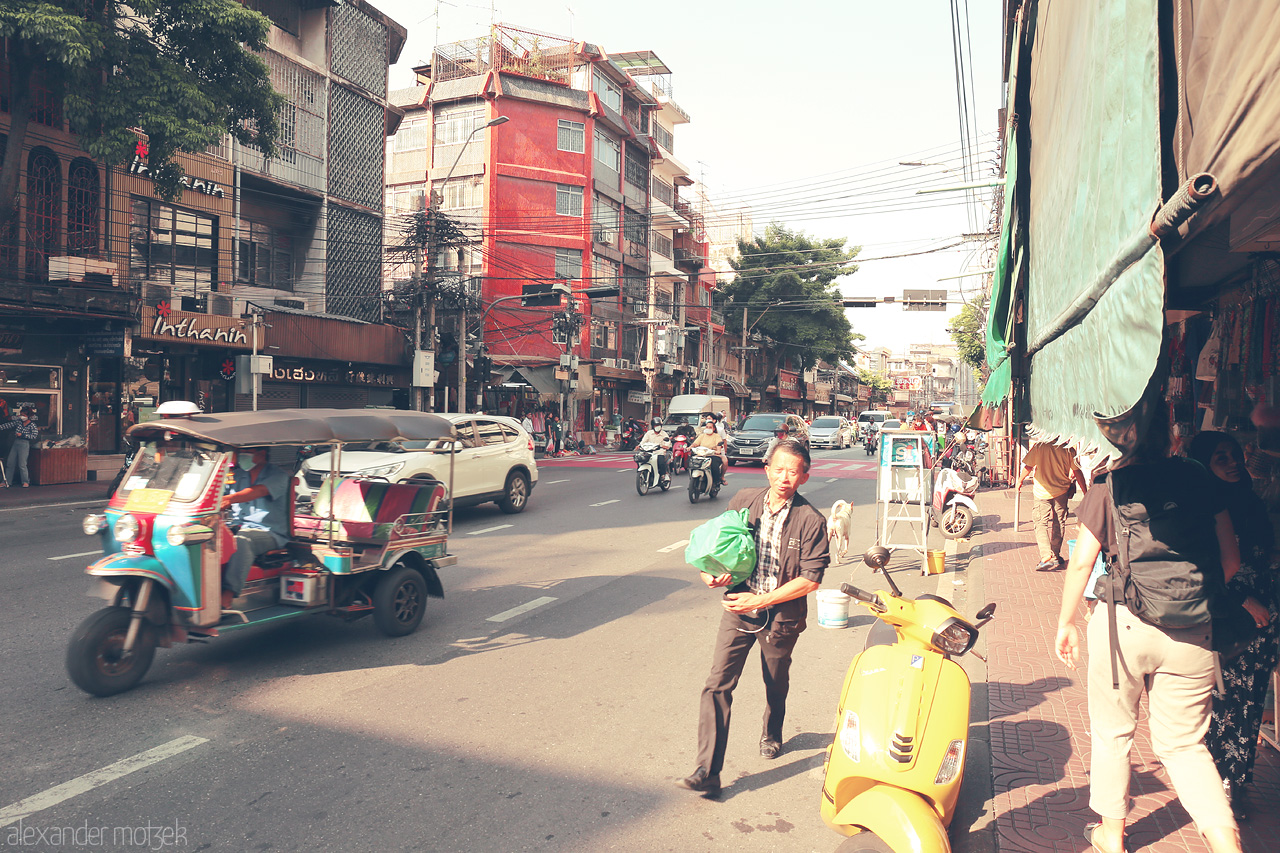 Bangkok's Bustling Beat Foto von A vibrant scene in Chakkrawat, Bangkok, bustling with tuk-tuks, pedestrians, and street vendors under the afternoon sun.