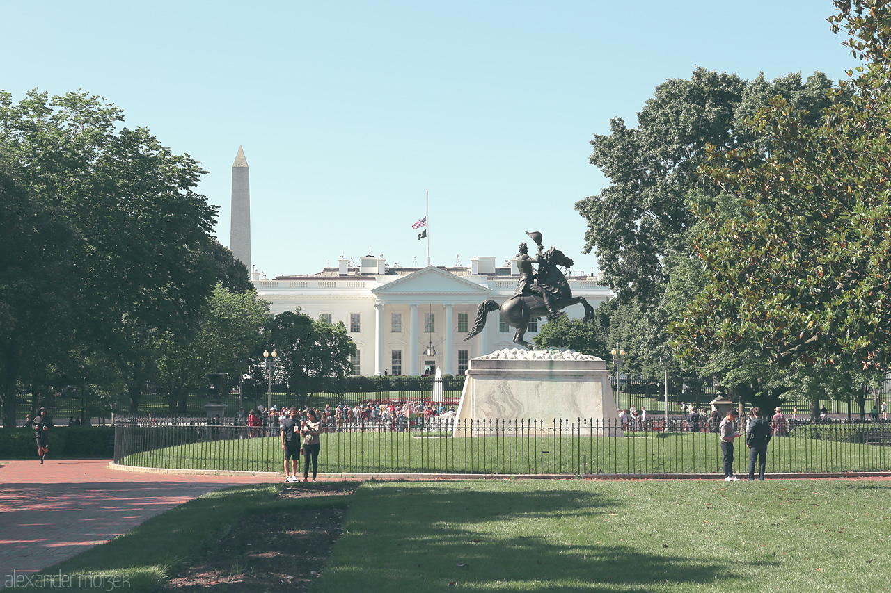 Capital Contrasts Foto von A vibrant view of Lafayette Square featuring the White House and Washington Monument in Washington, D.C.