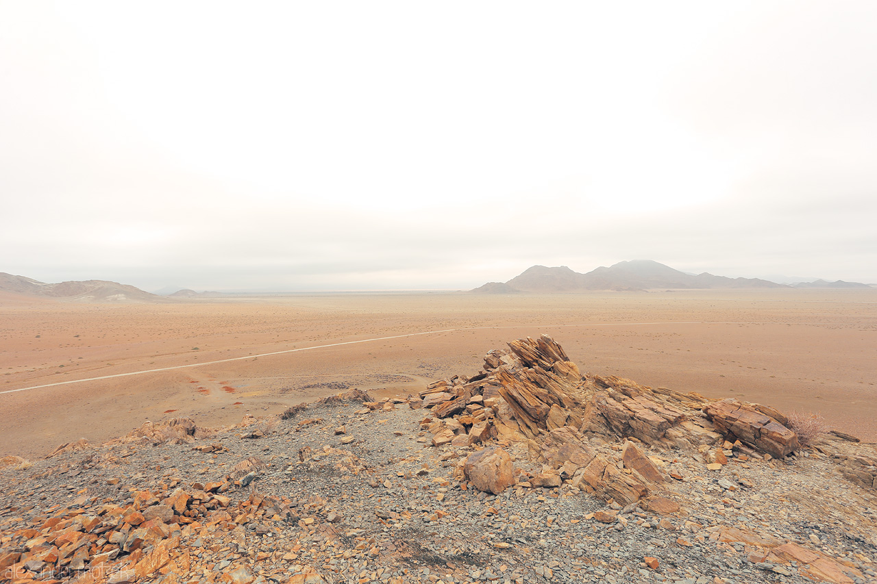Solitary Rocks Foto von A vision of Hardap: solitary rocks guard vast, quiet Namibian expanse under soft, hazy skies.