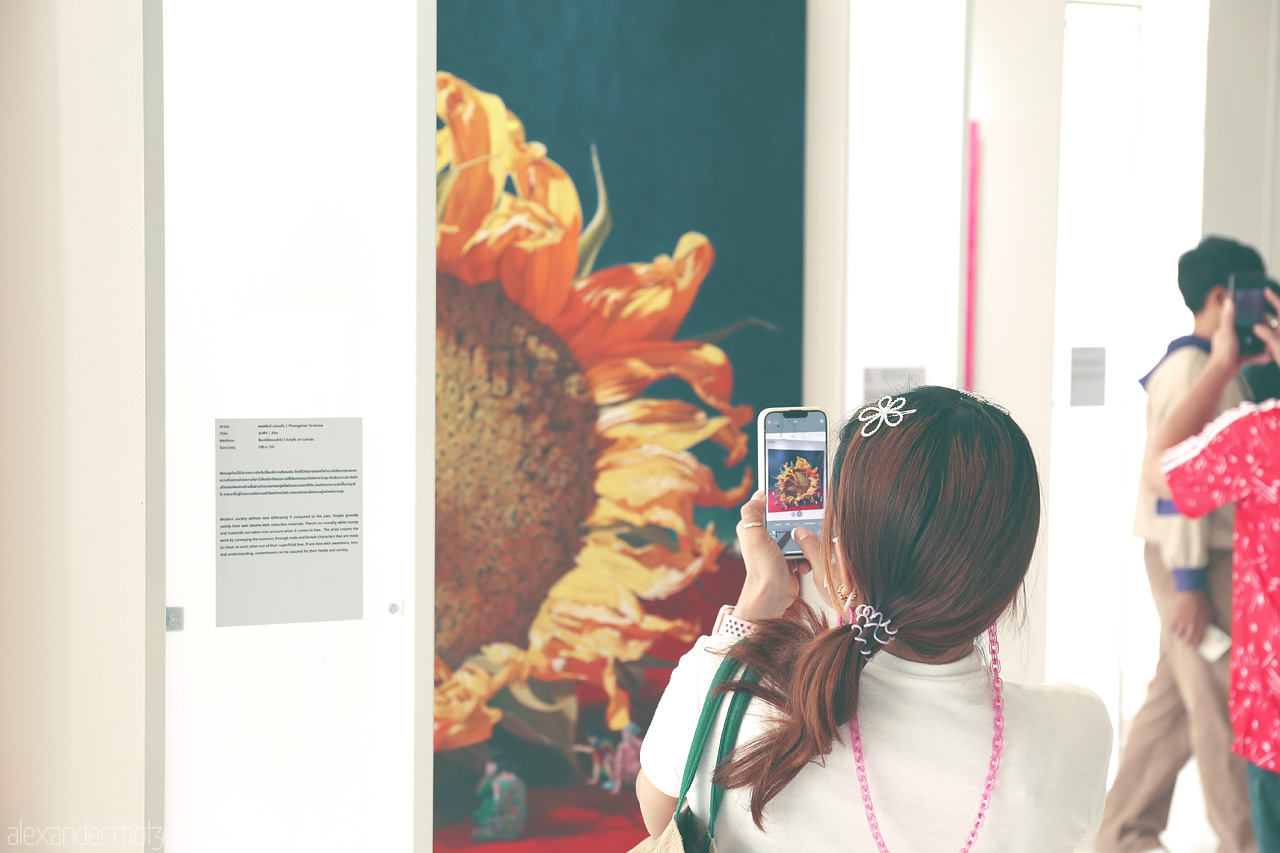 Sunflower Snapshot Foto von A visitor captures a vivid sunflower painting in Wang Mai, Bangkok, blending art with life.