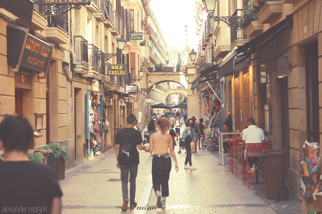 Donostia Dusk Foto von A warm streetscape in San Sebastián's alluring heart, capturing the tranquil bustle as daylight wanes.