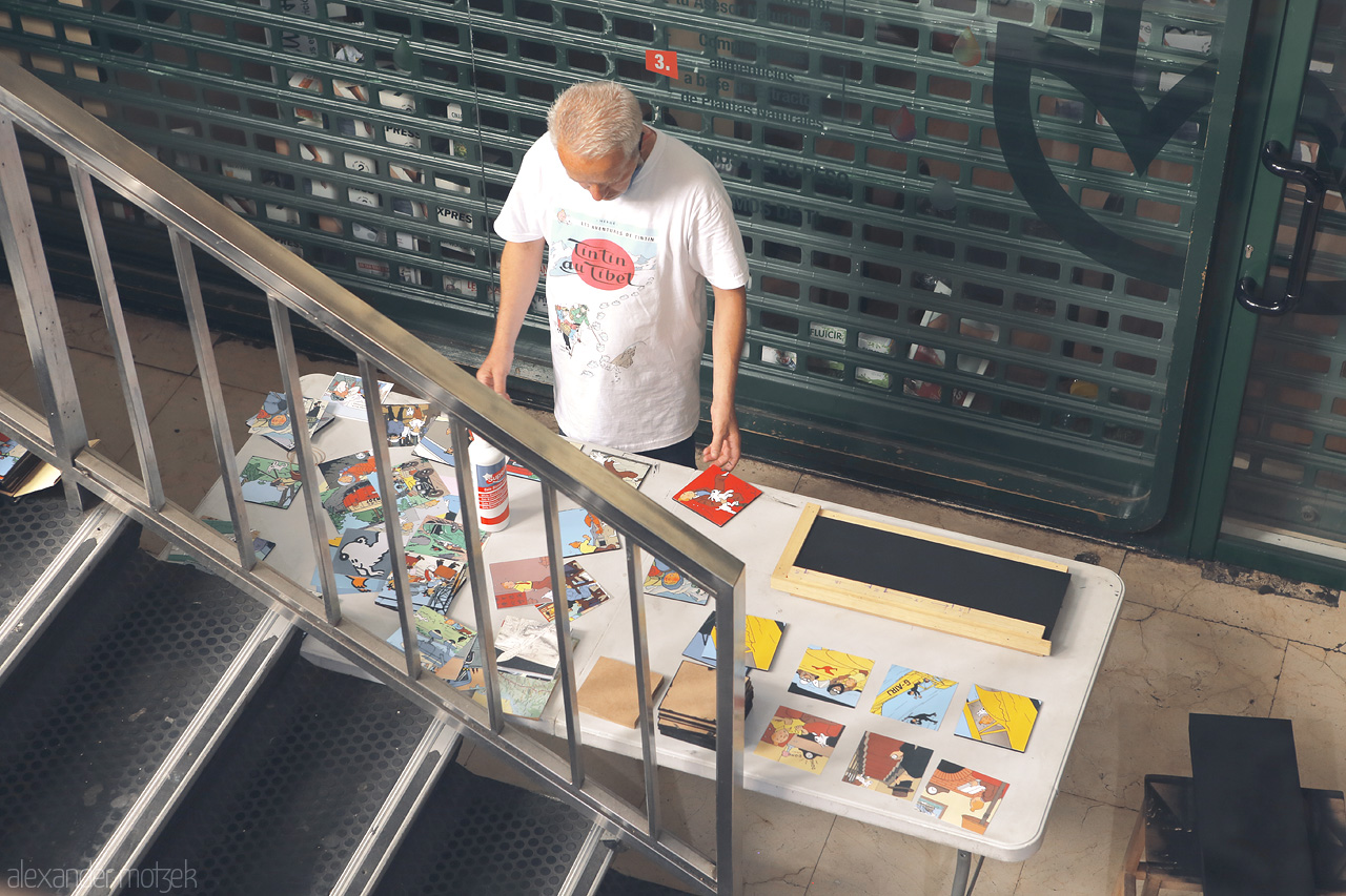 Arte en Movimiento Foto von An individual descending a staircase, flanked by vibrant artwork, captures the dynamic culture of Madrid.