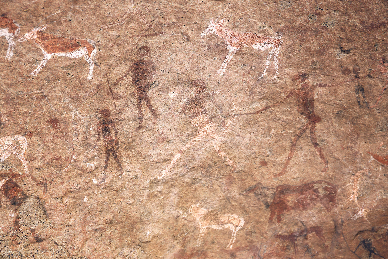 Brandberg Canvas Imprints Foto von Ancient rock art in Brandberg, Namibia capturing timeless human and animal figures.