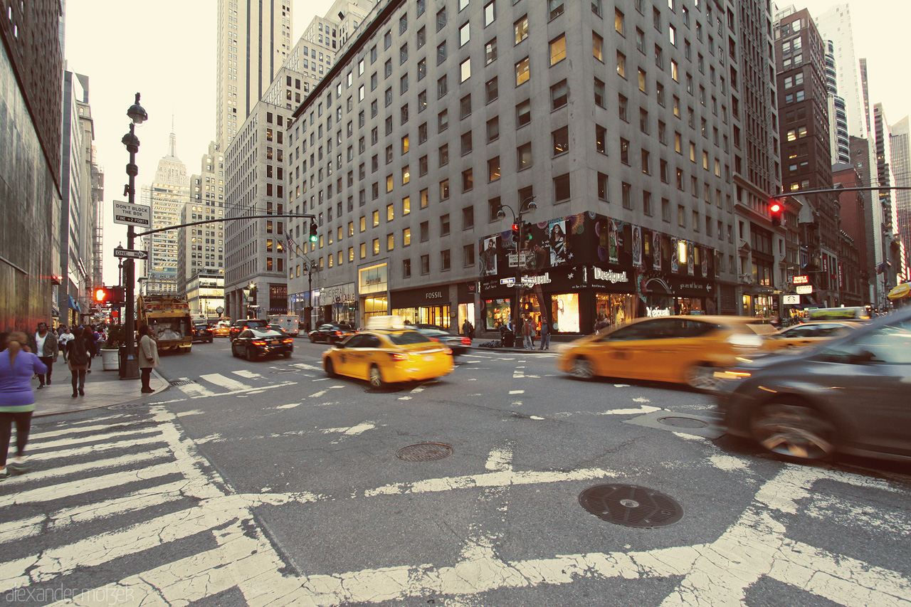 New York City Foto von Belebte Straßen bei Nacht in New York