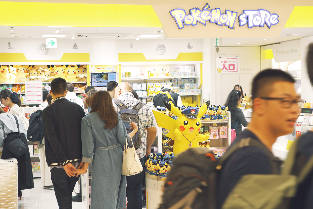 Pokemon Foto von Belebter Pokemon Store in Tokyo
