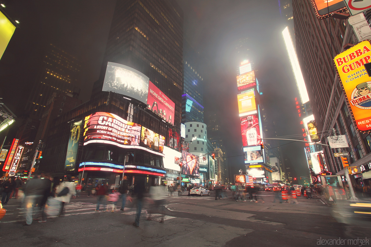 Times Square Foto von Beleuchteter Times Square bei Nacht