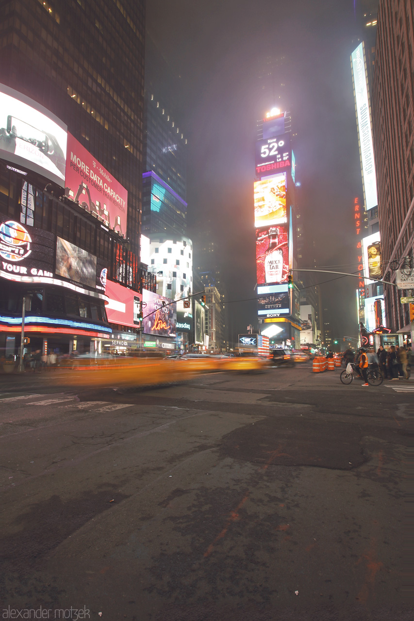 Times Square Foto von Beleuchteter Times Square bei Nacht