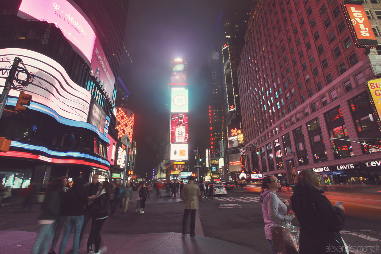 Times Square Foto von Beleuchteter Times Square bei Nacht