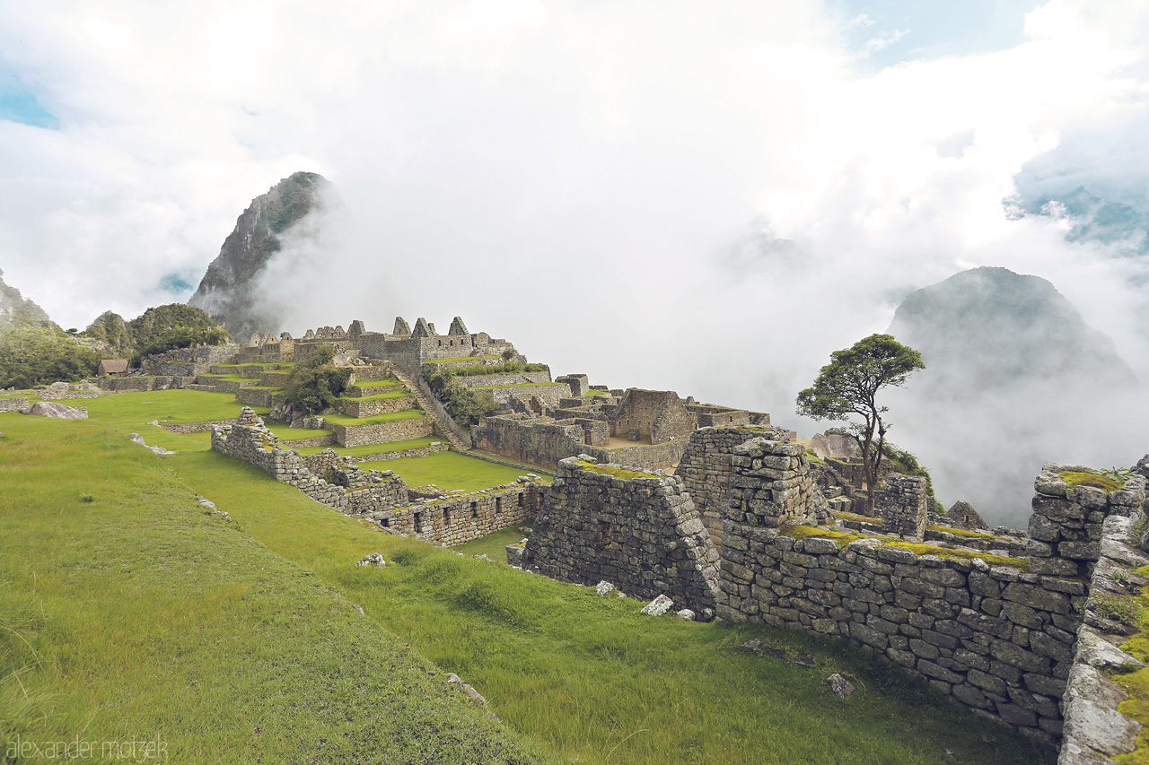 Machu Picchu Foto von Blick auf zentralen Platz auf Machu Picchu in den Wolken