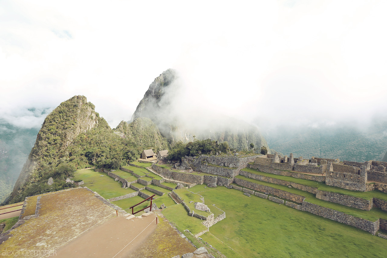 Machu Picchu Foto von Blick auf zentralen Platz in Machu Picchus umrandet von Wolken