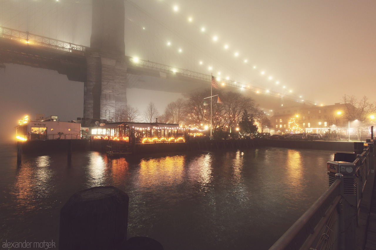 Dumbo Foto von Blick aus Dumbo nach Manhattan bei Nebel