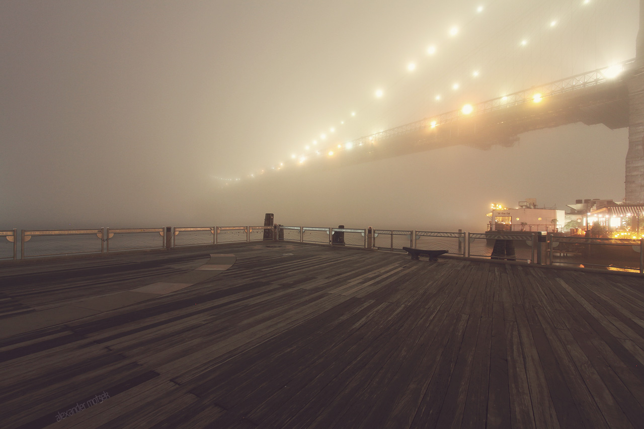 Dumbo Foto von Blick aus Dumbo nach Manhattan bei Nebel
