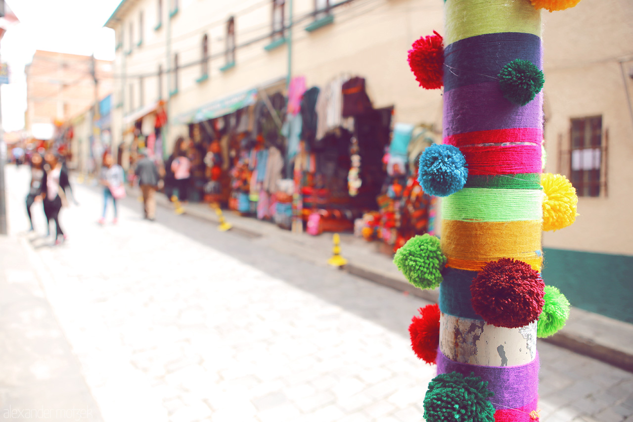 Foto von Gehäkelte Straßenlaternen auf dem Hexenmarkt in La Paz